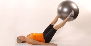 Držanie gymnastickej lopty medzi zdvihnutými nohami rozvíja dolný tlak