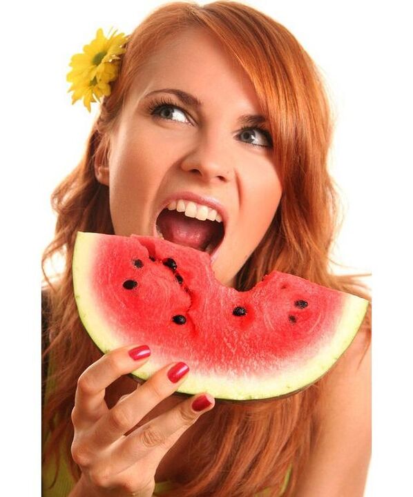 dievča jesť melón na melónovej diéte