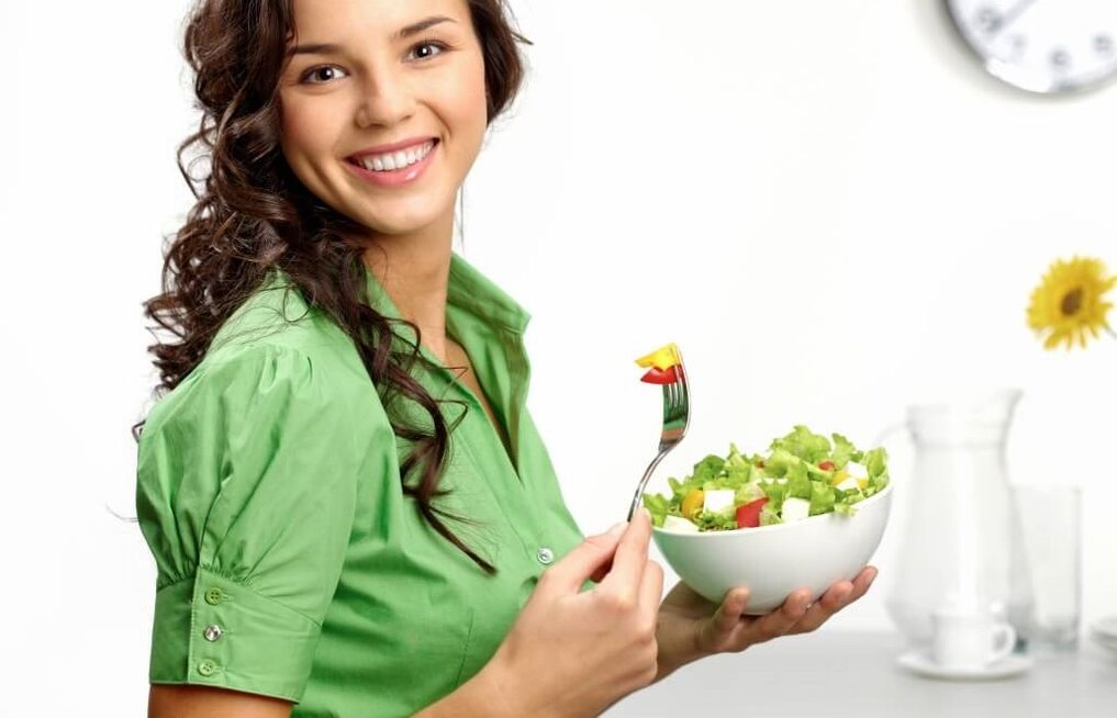 dievča jedia zeleninový šalát na diéte so 6 okvetnými lístkami