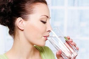 dievča pije vodu na diétu pre lenivých